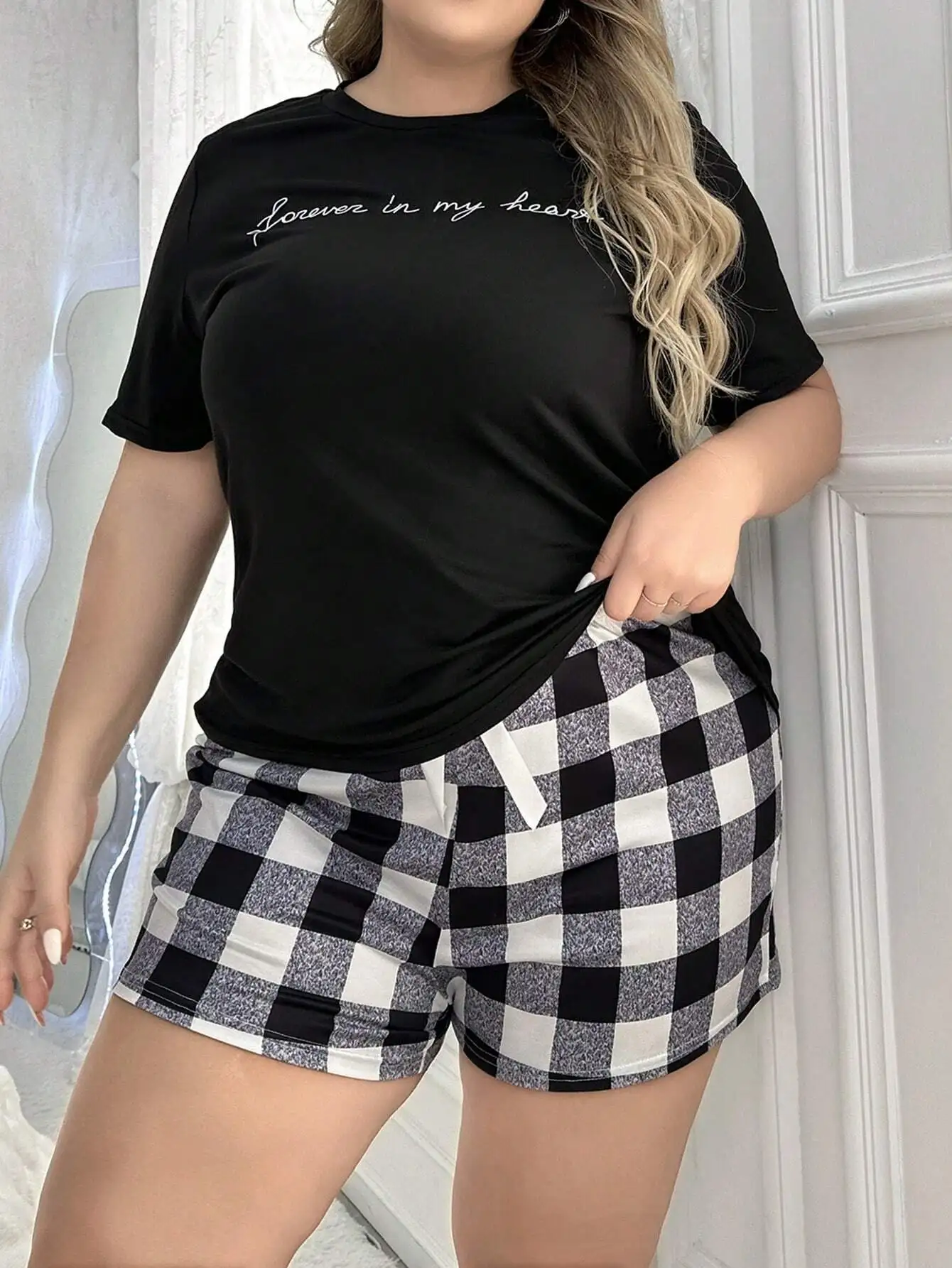 

Пижамный комплект больших размеров: черная футболка с надписью и черно-белые шорты в клетку
