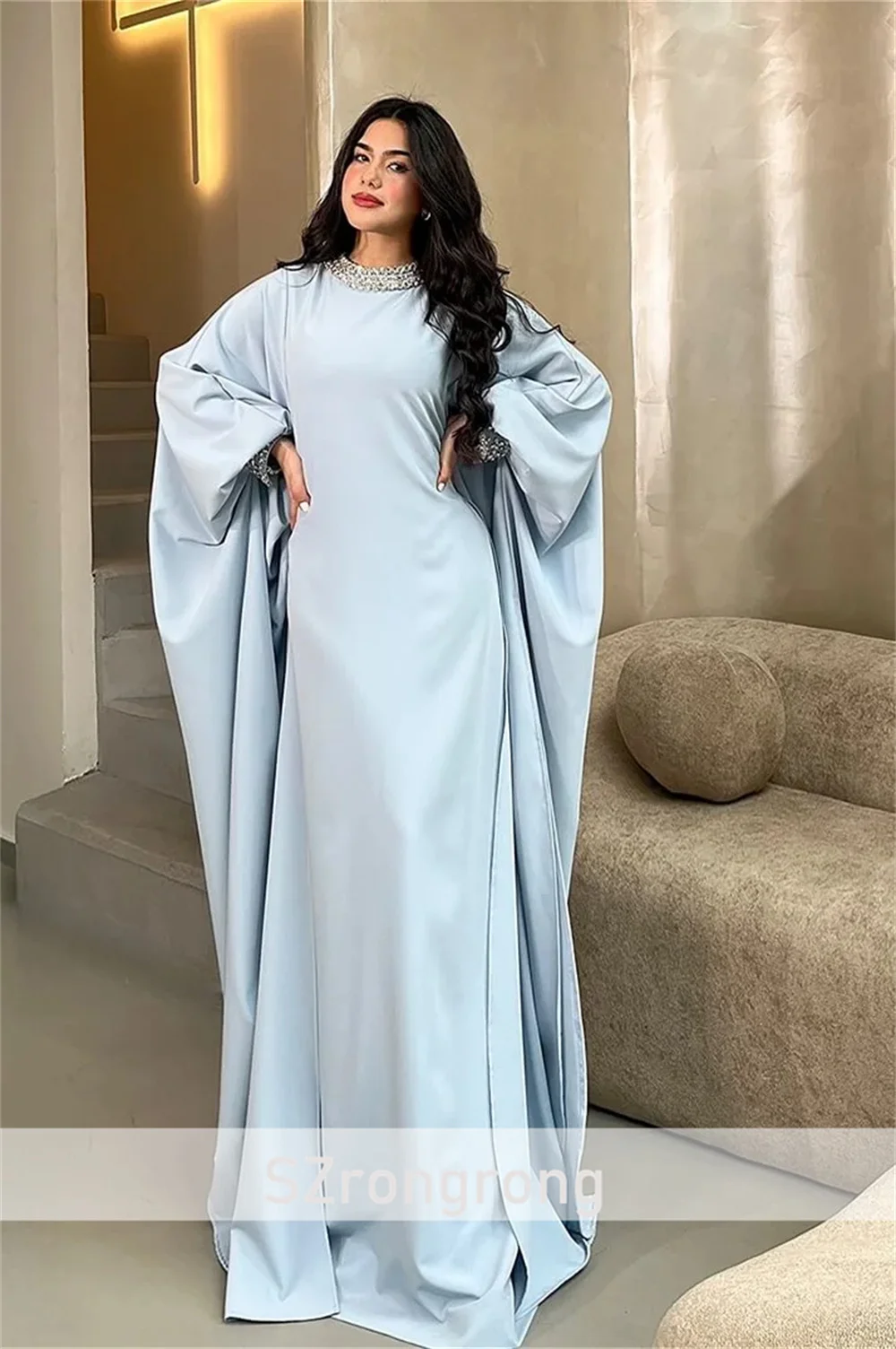 فساتJubah Panjang Longgar Satin Leher Tinggi dengan Gaun Saudi Panjang Lantai Lengan Panjang Lurus Kristal untuk Wanita Dibuat Sesuai Pesanan