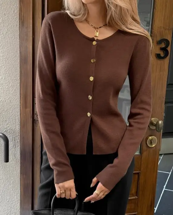 秋冬の女性用エレガントニットカーディガン、メタルボタンディテールとフィットカットが特徴の柔らかな生地の万能トップス