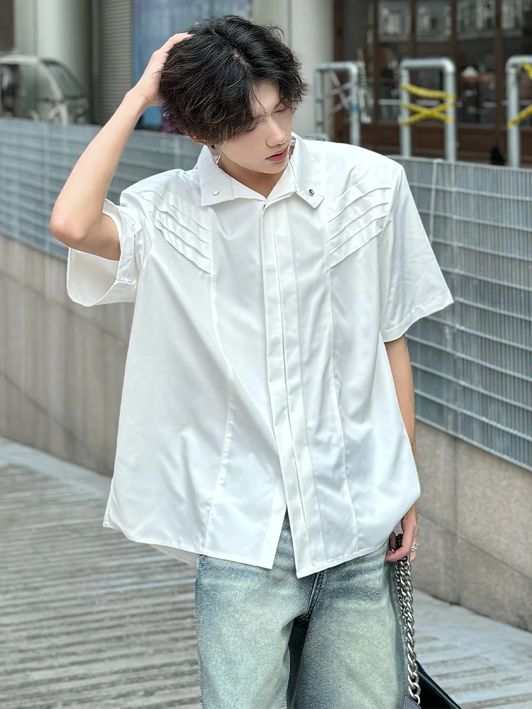 

Белая мужская рубашка с деконструированными плечевыми накладками и коротким рукавом, летняя, высококачественная, модный дизайн, свободный крой, молодежный стиль, однотонная.