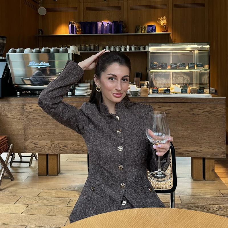 Eleganckie komplety damskie, dopasowane płaszcze z wysokim kołnierzem zapinane na jeden guzik, mini spódniczki, garnitury wełniane, dwuczęściowe zestawy, modne stroje damskie 2025.