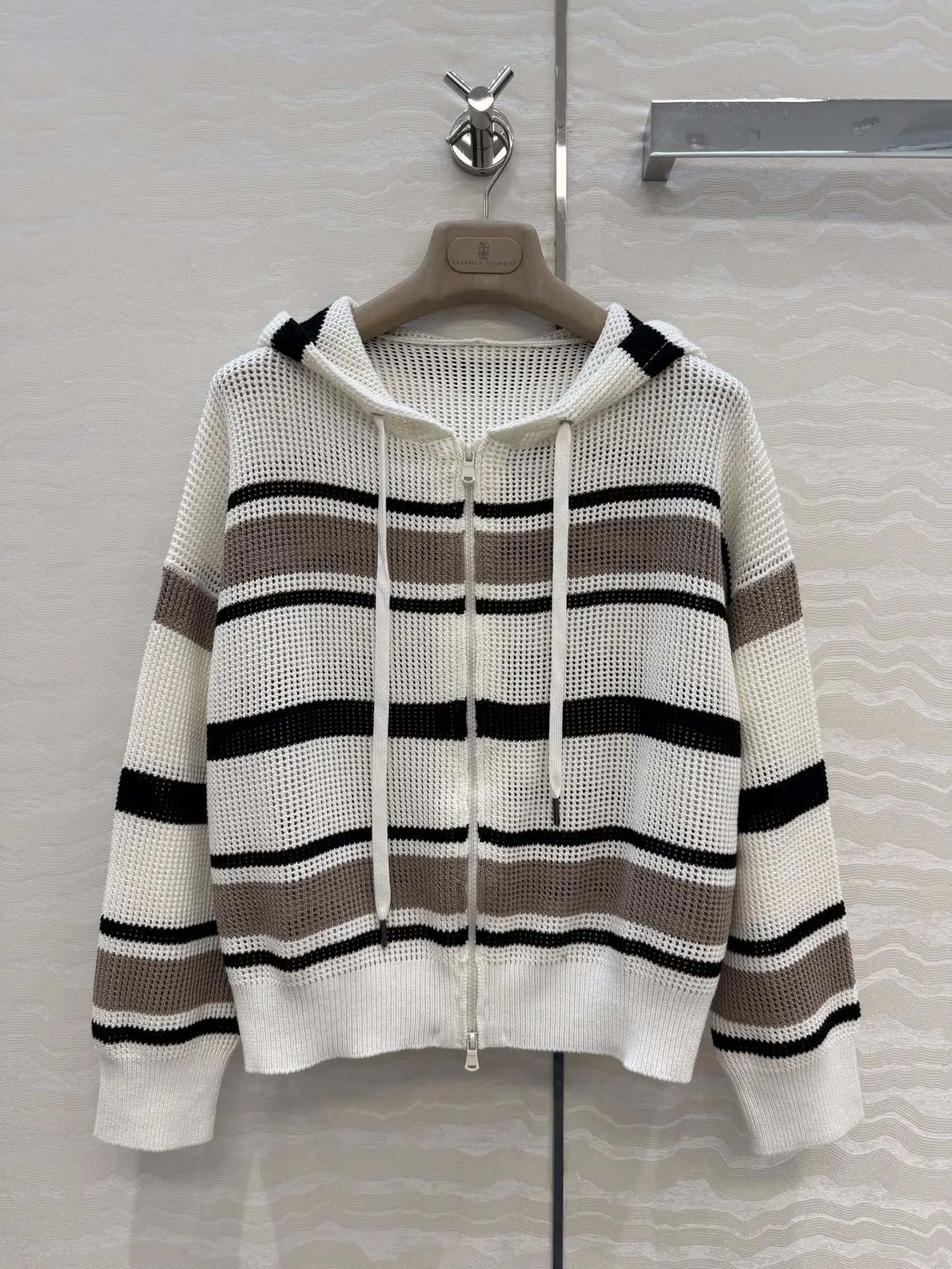 26 New color-matched striped drop-shoulder hooded mini coat. The stripes are openwork, with simple color and pure cotton yarn.