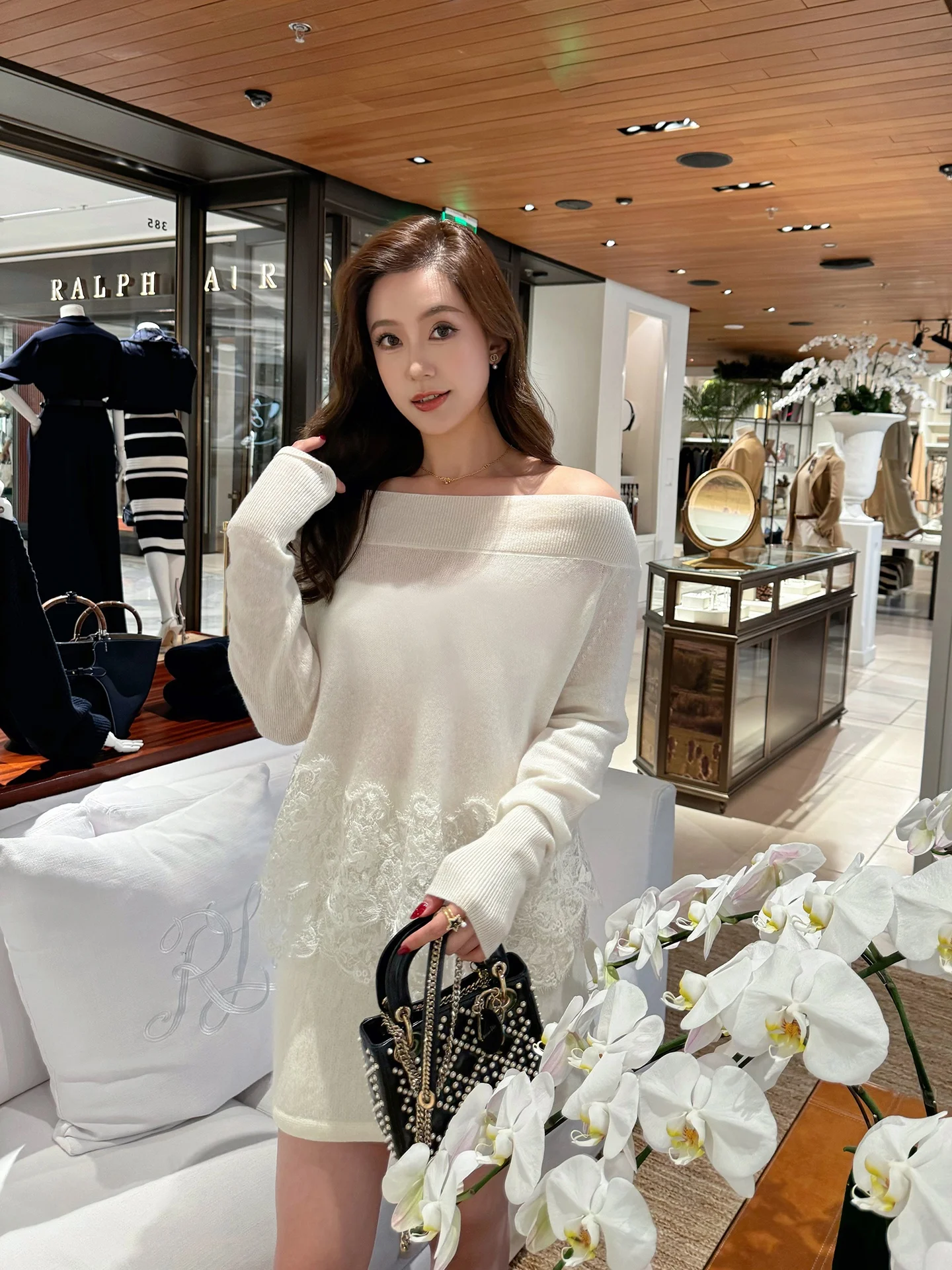 

Женский вязаный свитер Linyei Early Spring Gentle Soft White с кружевными вставками на плечах, длинными рукавами, круглым вырезом, свободного кроя, из шерсти, цвета камелей.