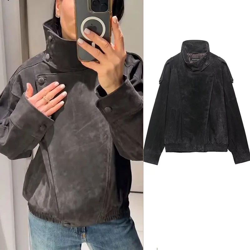 

Женская темно-серая кожаная куртка-косуха с асимметричной передней частью, воротником-стойкой на пуговицах, эластичным низом и винтажным уличным стилем.