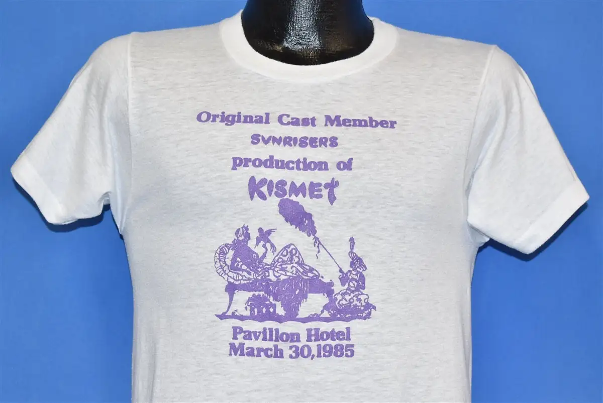 تي شيرت 80s Kismet Musical Sunrisers Theatre Cast Member Pavillon Hotel صغير