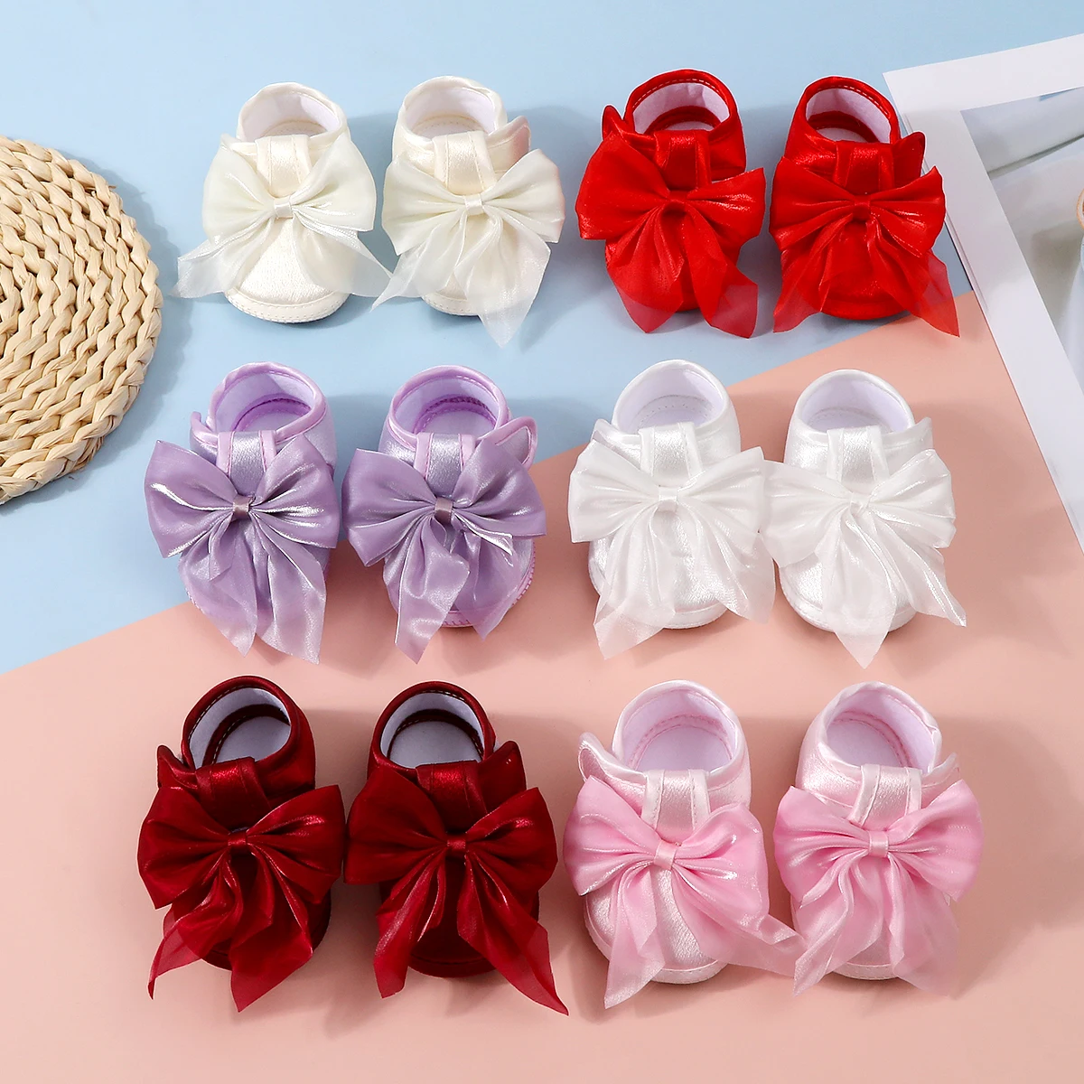 Baby non-slip learning walking shoes, cute bow design, soft flat shoes for infants, suitable for indoor parties and gatherings.