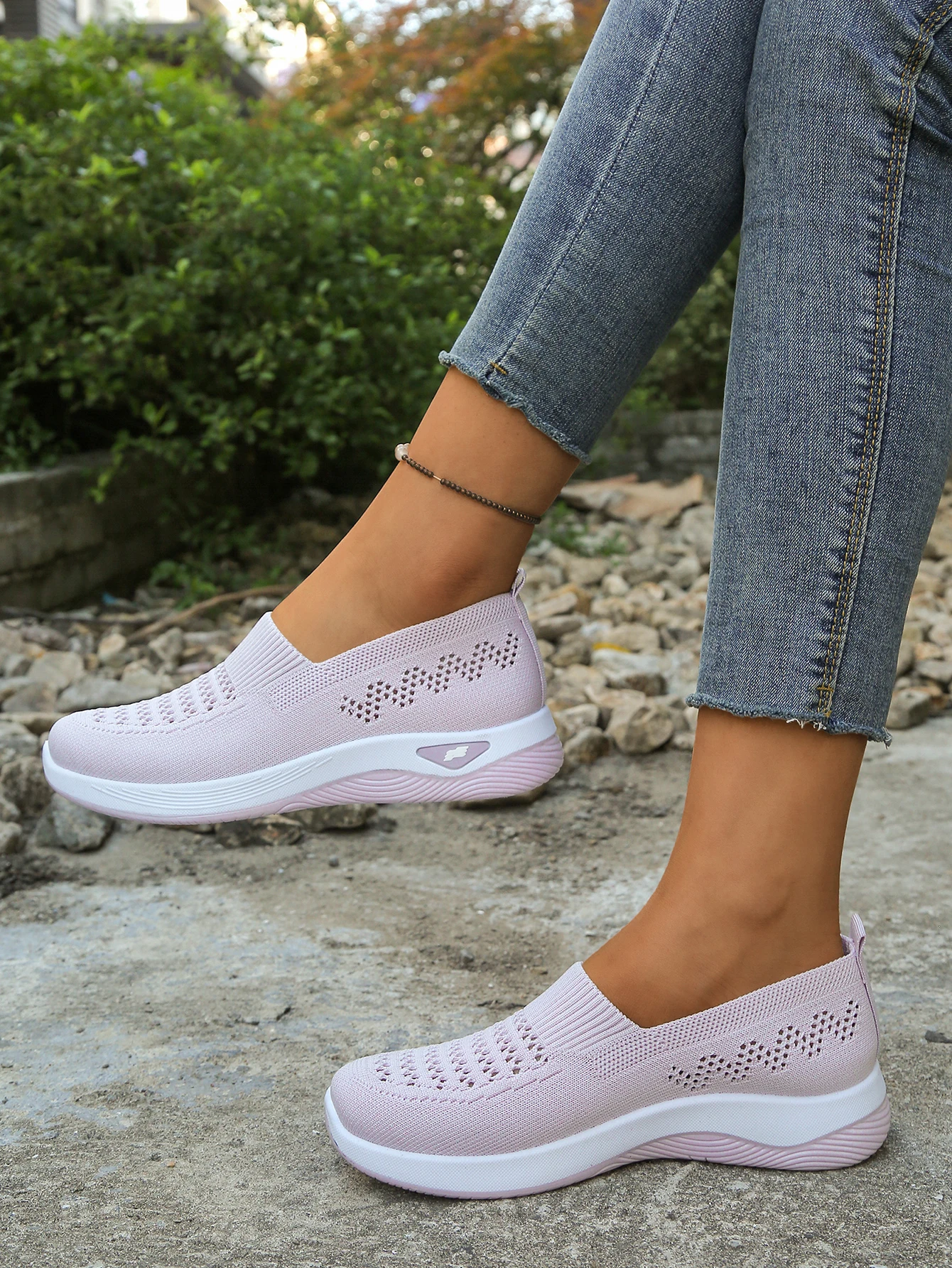 2026 Sommer Damen Leichte Bequeme Atmungsaktive Lässige Ausgehöhlte Slip-On Wanderschuhe – Detail 15
