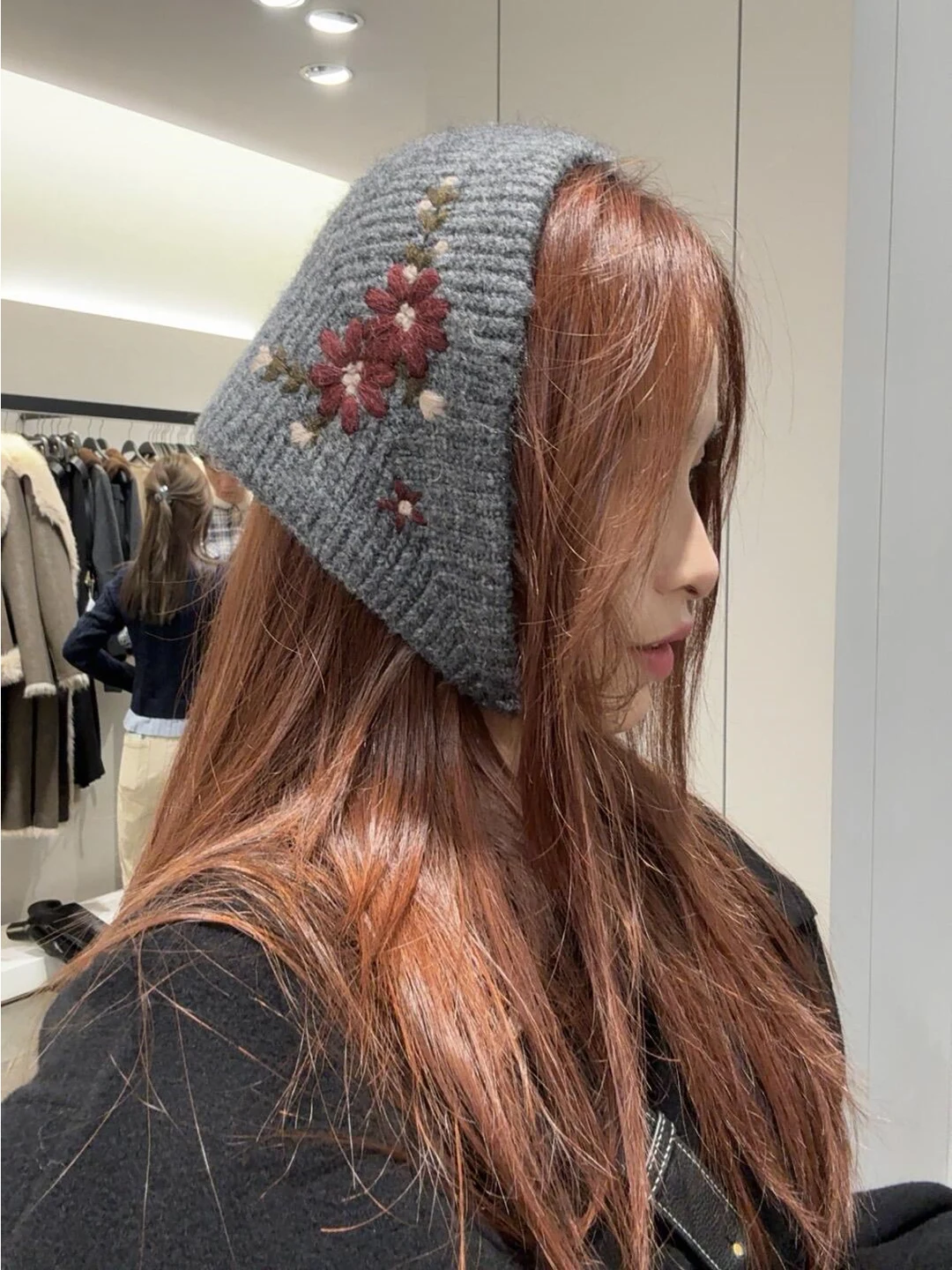 グレーの厚手の花柄刺繍スカーフ帽子、ニット帽、ウールキャップ、大めのサイズ、女性用、顔をすっきり見せる効果あり、3739275