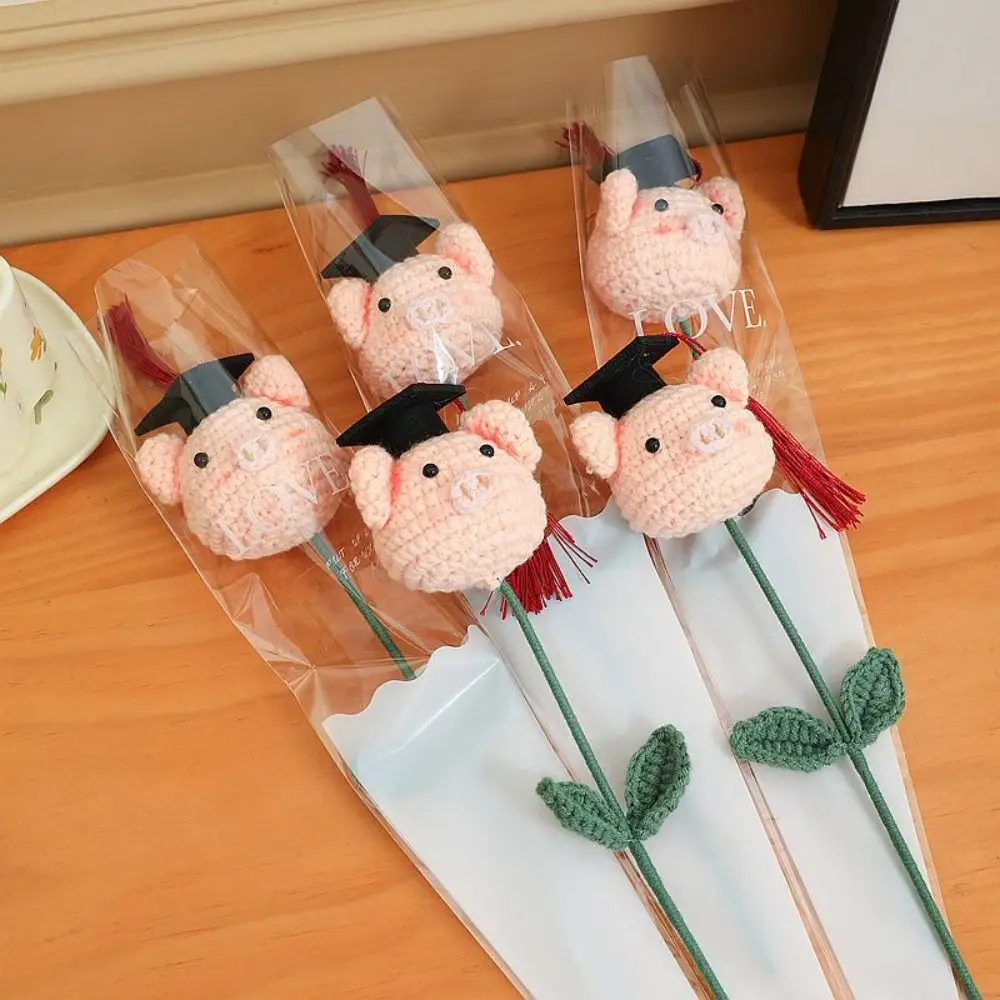 หมวกปริญญาบัณฑิต งานถักดอกไม้ด้วยมือ ไหมพรมถักดอกไม้ ช่อดอกไม้โครเชต์ ดีไซน์โครเชต์ ดอกไม้ประดิษฐ์แบบถัก