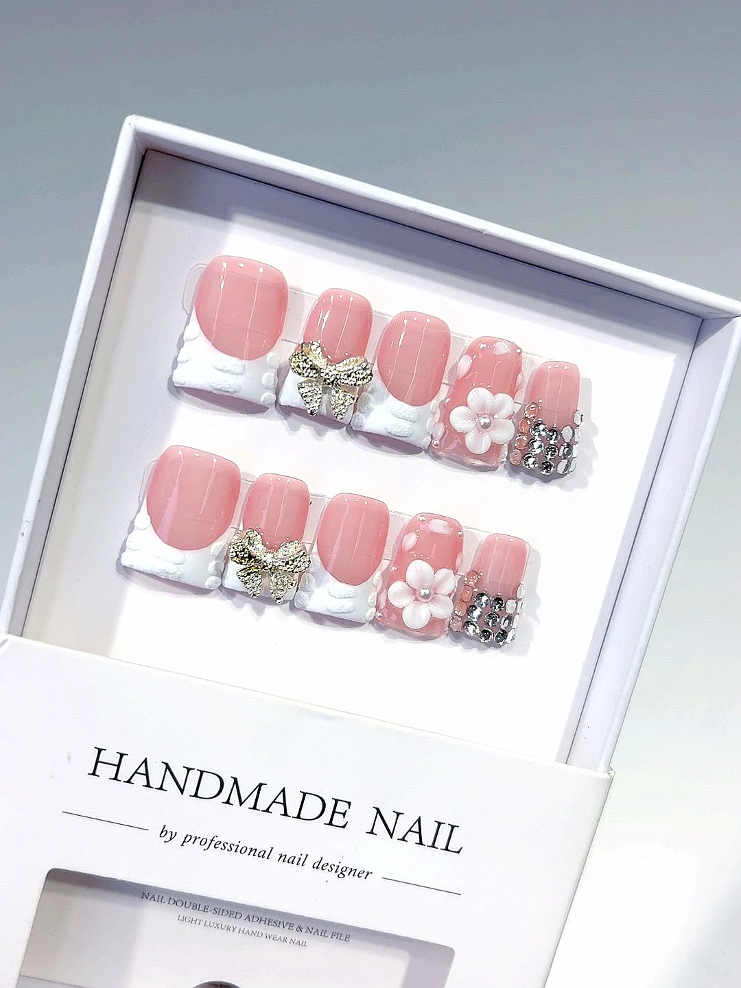 

Розово-белый бант со стразами и цветочным принтом на ногтях (L216)