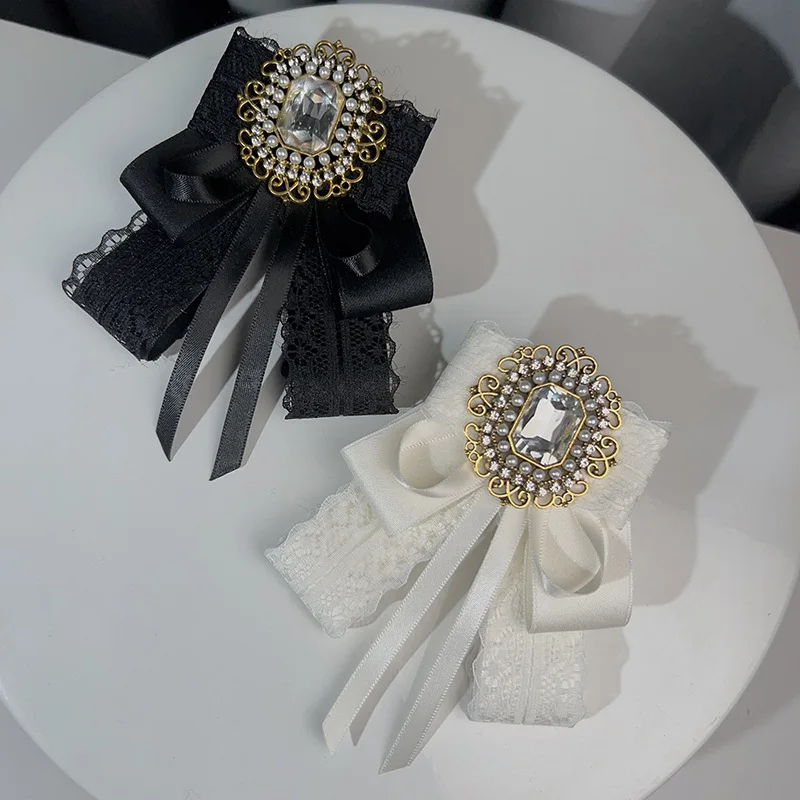 Black Fabric Lace Bow Brooches for Women Rhinestones Pearl Badge Vintage British Style JK Collar Pins Elegant Accessories