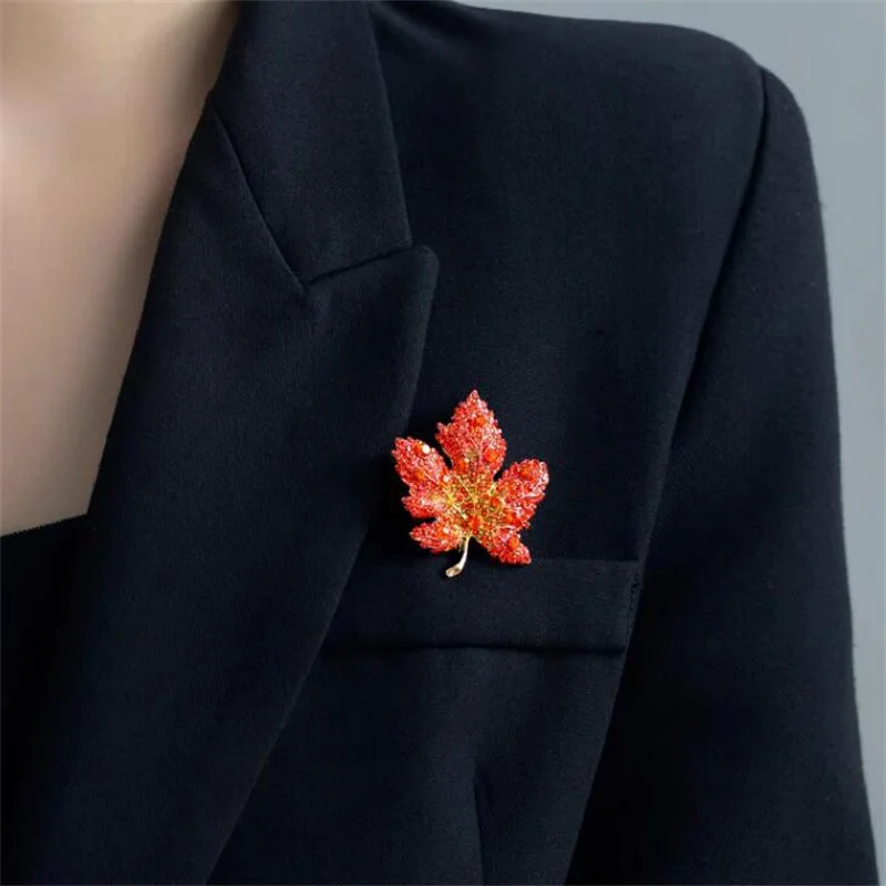 Elegant Crystal Red Green Blue Maple Leaf Brooches For Women Luxury Temperament Weddings Banquet Clothing Jewelry Accessories