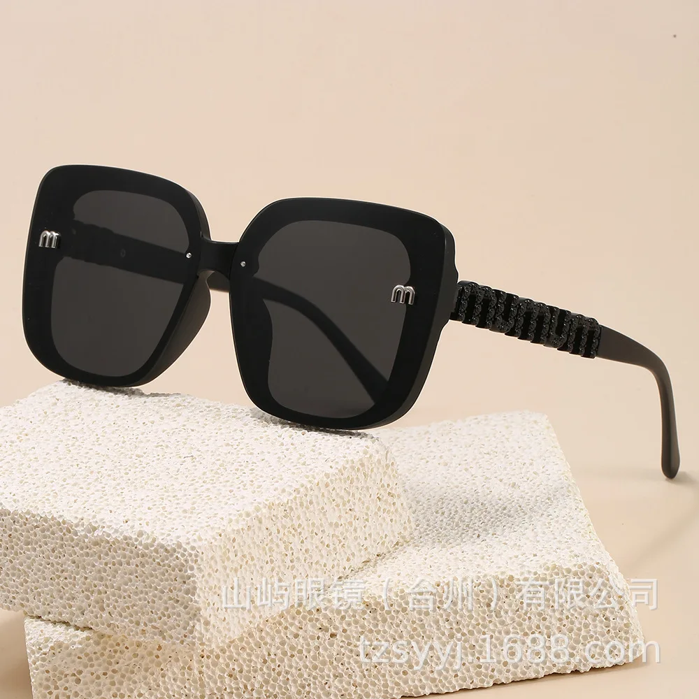 

2025 Новые поляризационные солнцезащитные очки для женщин в большой оправе, роскошные модные премиальные персонализированные уличные стильные хит продаж, универсальные