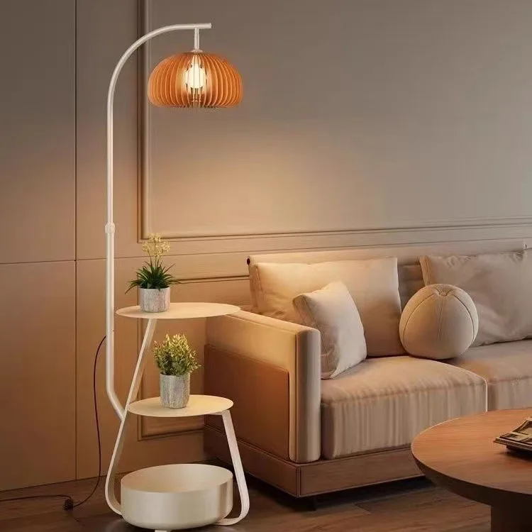 عدد قليل من مصابيح الأرضية بجوار الأريكة الأمريكية القديمة، وغرفة النوم العتيقة في غرفة المعيشة، ورف بجانب السرير للتخزين العمودي #4