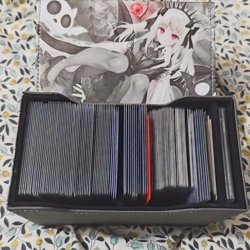 

Аниме-фигурка Yugioh Abao Aku The Lightless Shadow и коробка для колоды Yu-Gi-Oh! Коробка для хранения коллекционных карт TCG/OCG/PTCG из искусственной кожи – подарок для фанатов