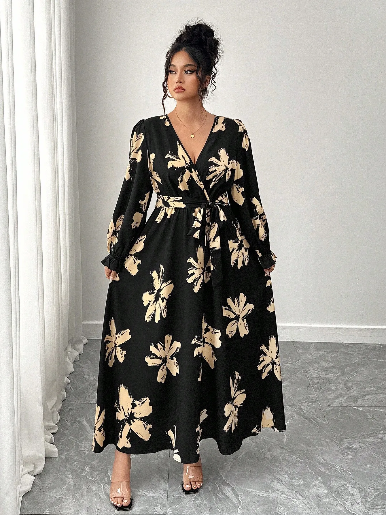 

Черное макси-платье с цветочным принтом, V-образным вырезом, рукавами-фонариками и завязками на талии