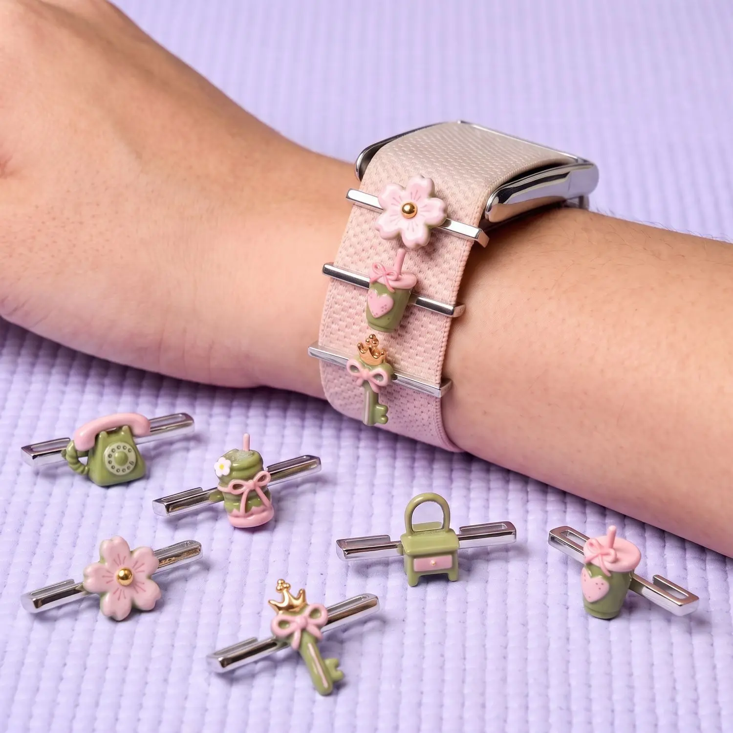 Pastellgrüner Matcha-Milchtee-Schlüsselblumen-Charm, Armbandclip aus Titanstahl, Kawaii-Mädchen-DIY-Anhänger, modisches Accessoire für Damen