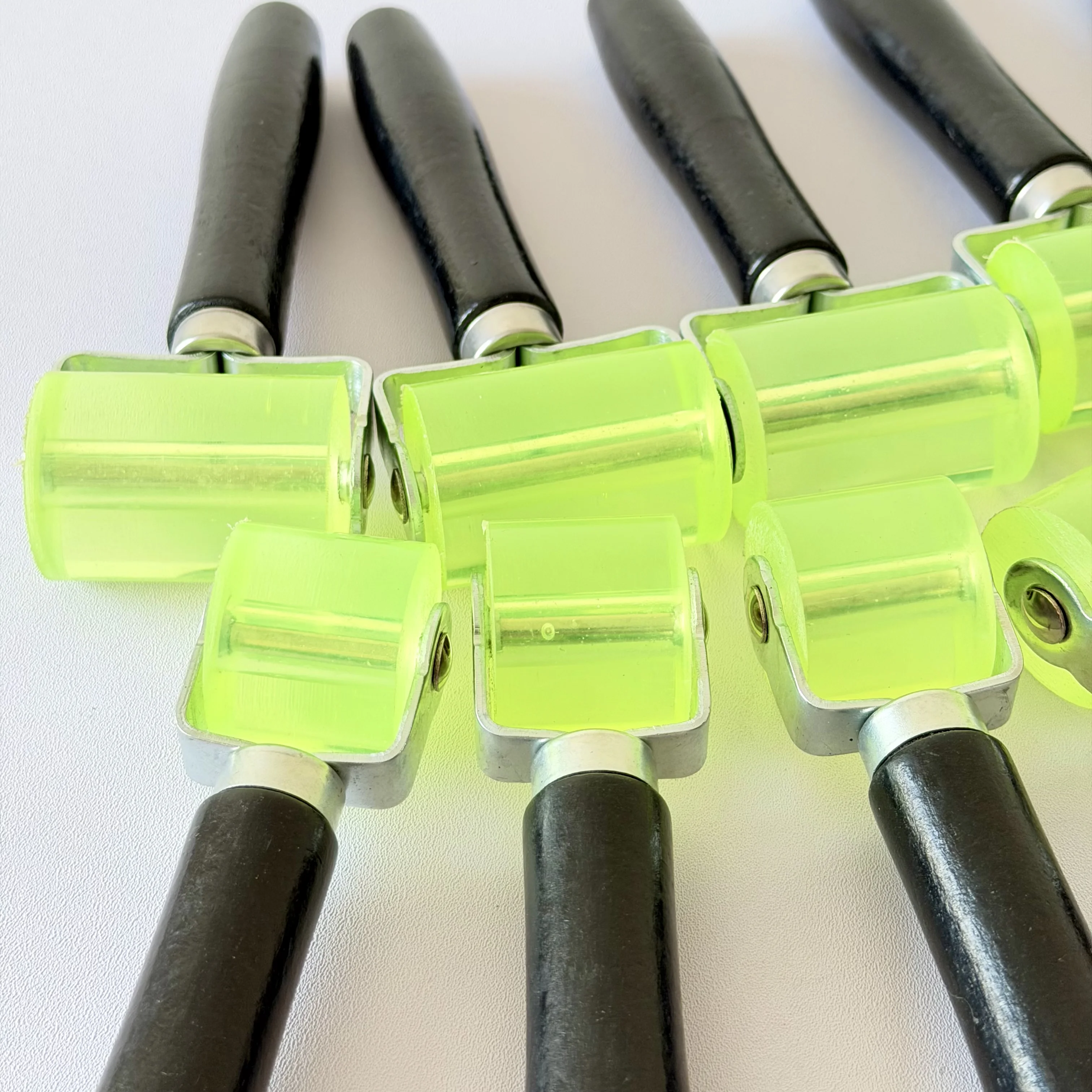 Salon Wig Tape Press Roller, Wood Handle Transparent Silicone Roller for Hair Extensions & Wig Application