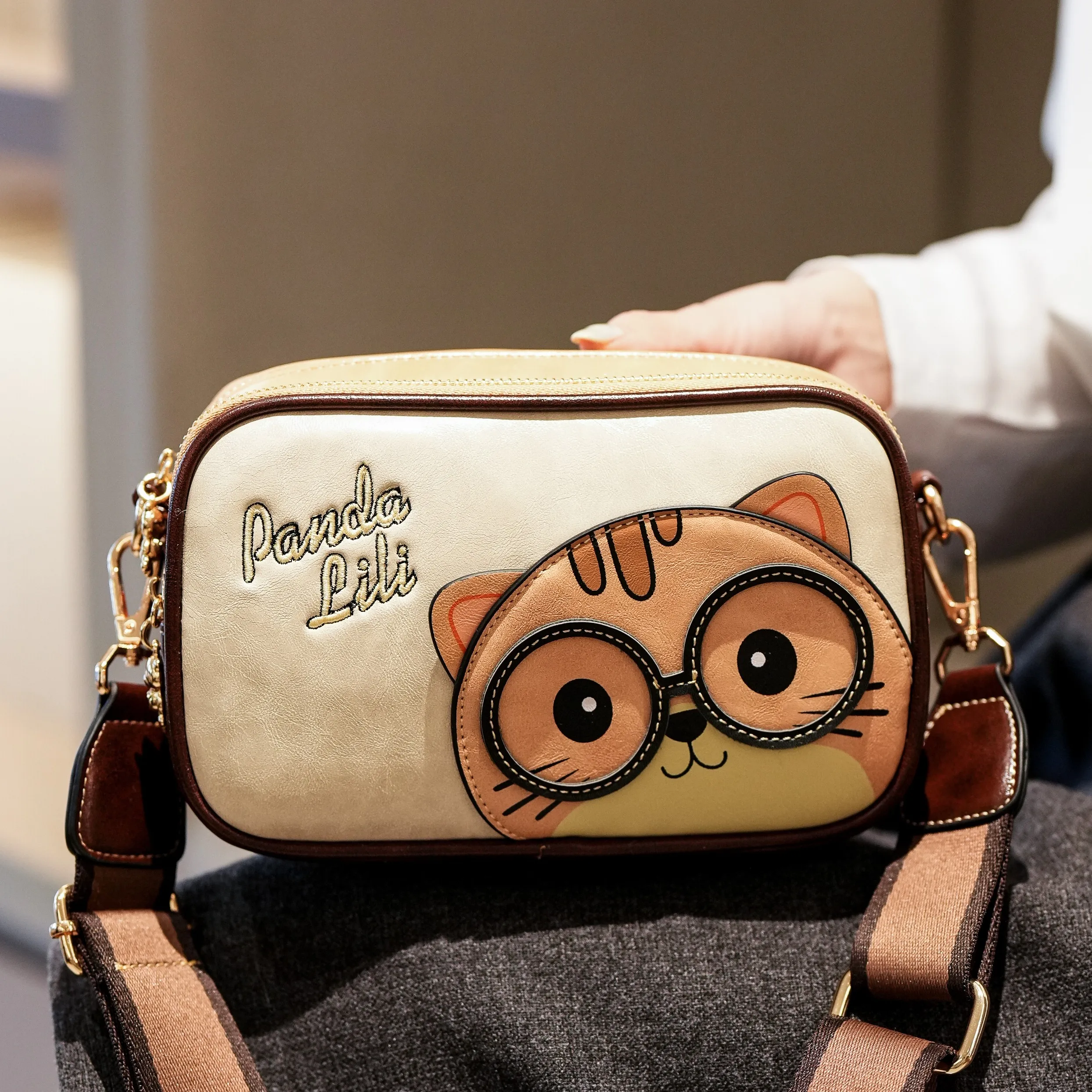 

Fashionable Soft Leather Small Flap Bag Large Capacity Cute Bear Pattern Design Ladies Crossbody Bag Cartoon Camera Shoulder Bag
