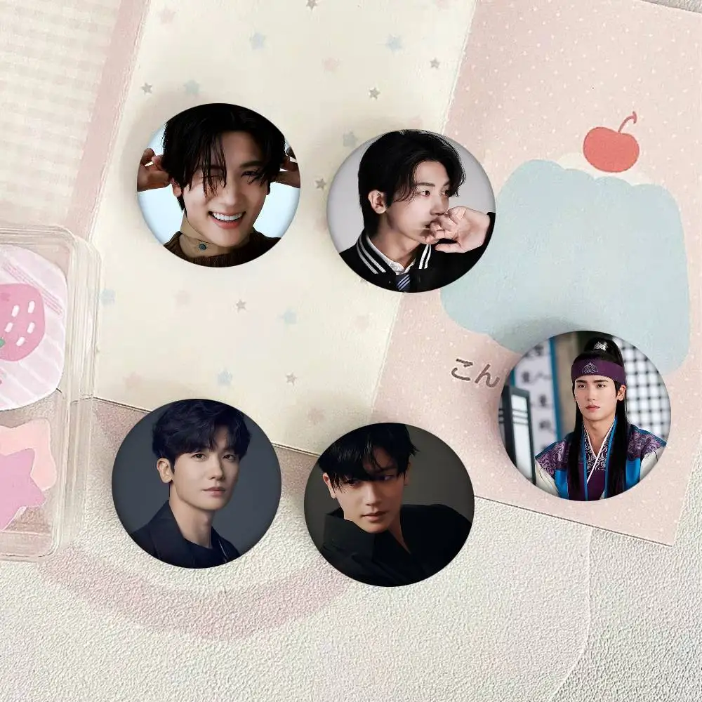 Schauspieler Park Hyung Sik Rundes Abzeichen Kreative Brosche Kleidung Rucksack Accessoires Anstecknadel