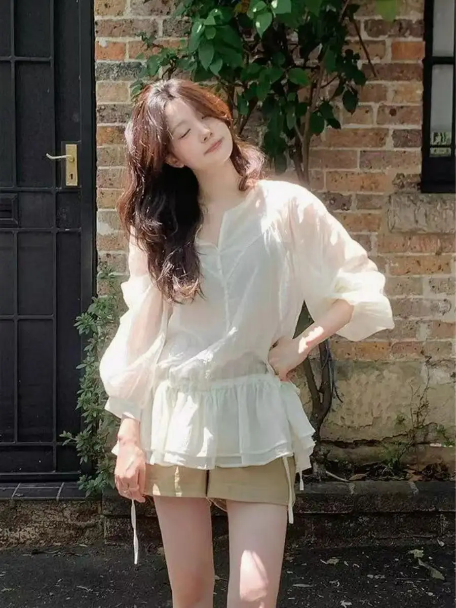 

Slimming V-Neck Bell Sleeve Shirt Women's Loose Fit Sun Protection Top Gathered Waist Thin Material Lace Trim Regular Length