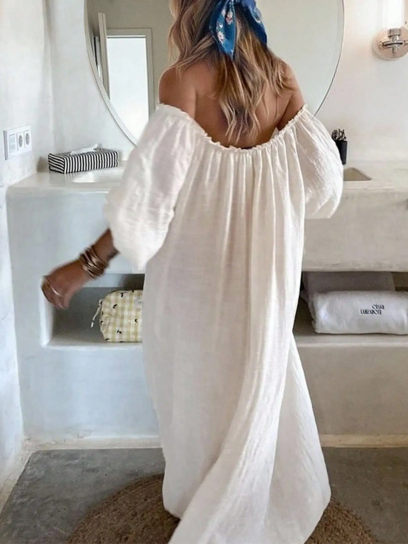 

Белое макси-платье в стиле бохо с открытыми плечами и длинными рукавами, свободного кроя для повседневной носки