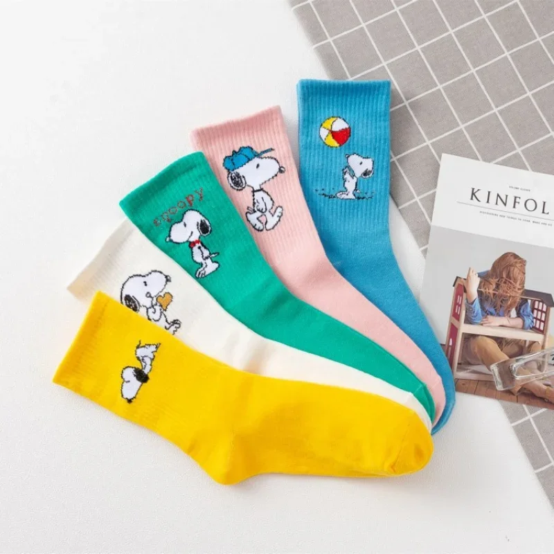 Calzini da donna Snoopy calze da cartone animato per ragazze calze elastiche morbide e traspiranti di tendenza del tubo centrale calzini da strada