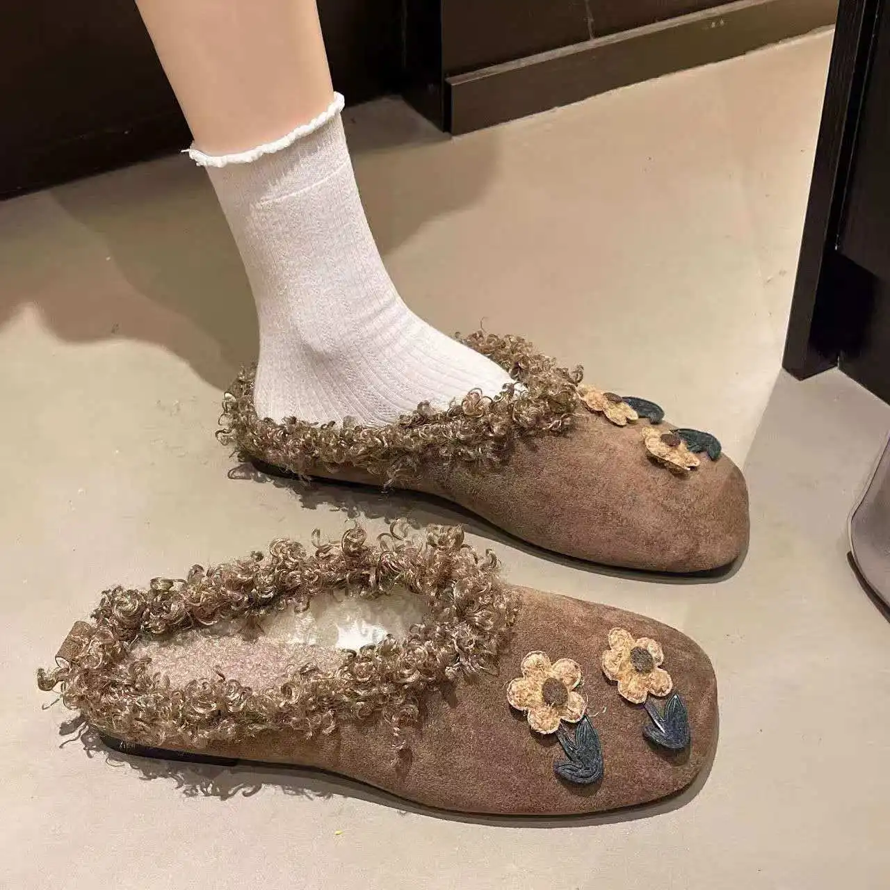 

2026 Fall winter flat plush slippers with fashionable unique design comfortable anti-slip lightweight and cotton-soled slippers