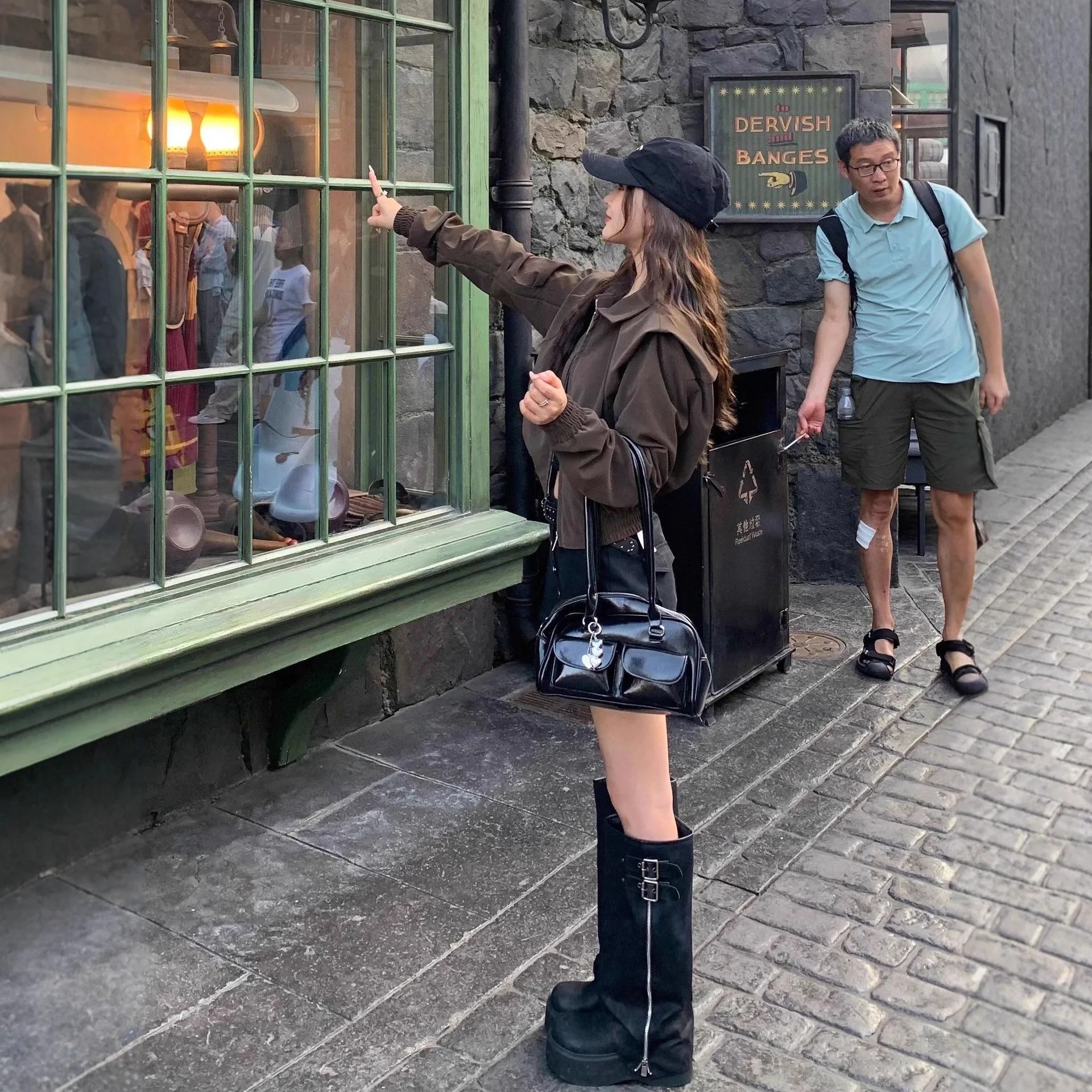 سترة قصيرة مبطنة باللون البني الداكن وياقة مقلوبة للنساء لخريف 2025 سترة بيسبول جديدة للنساء #4