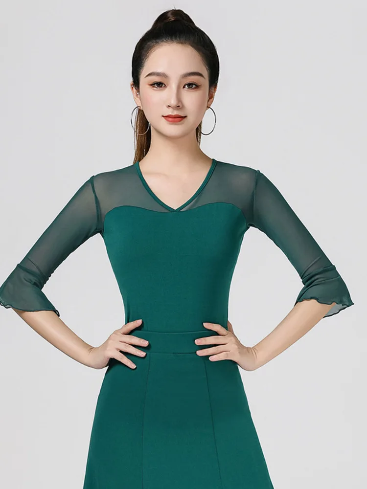 قميص رقص لاتيني أنيق بأكمام جرس ورقبة على شكل حرف V بلون سادة وقصة ضيقة للنساء لزي قاعة الرقص وأداء الممارسة