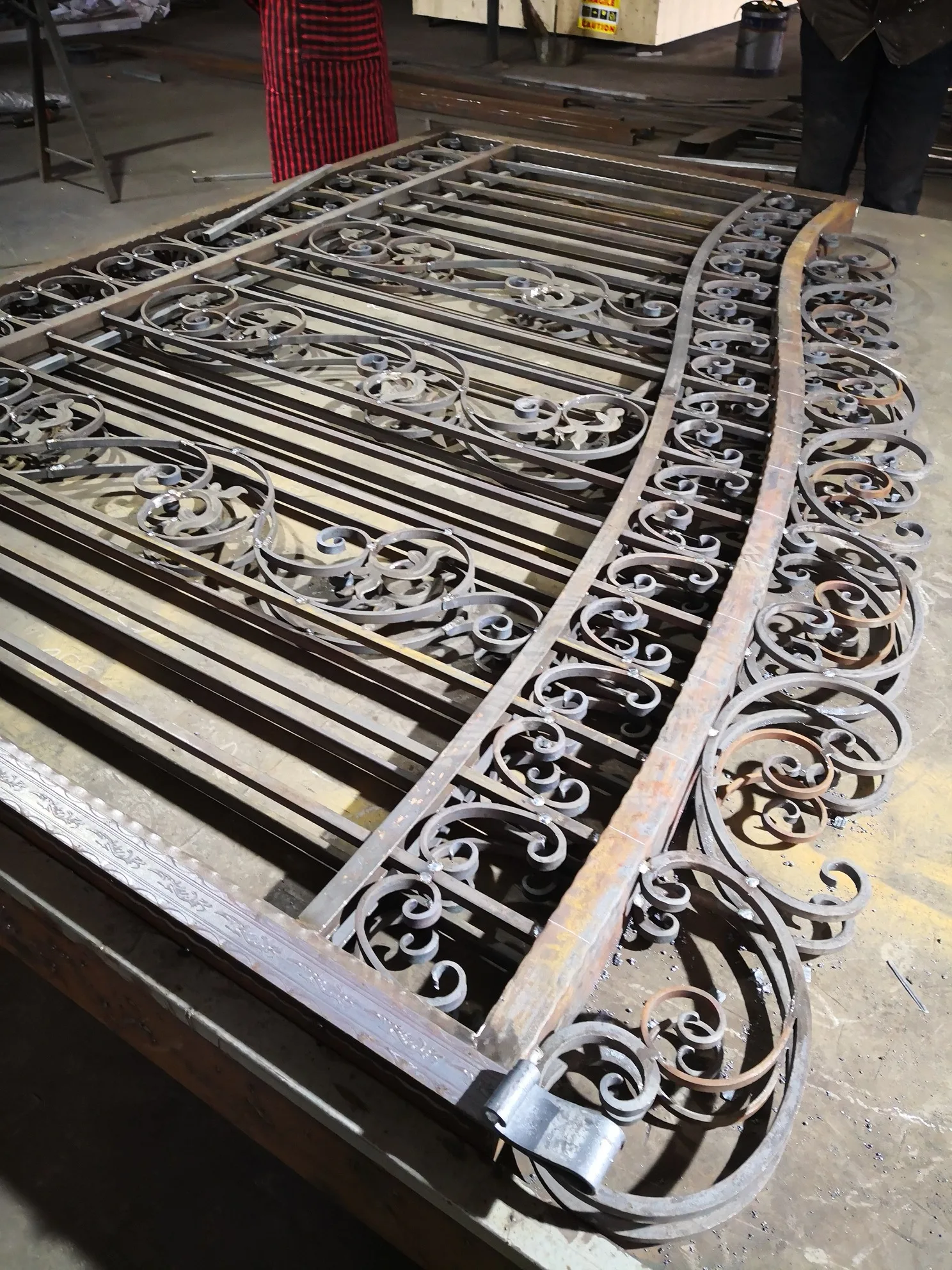 Wholesale Elegant European Vintage Wrought Iron Scroll Gate for Villas