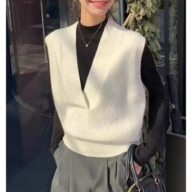 

A fashionable elegant V-neck 100 pure wool knitted vest for women cashmere vest and sleeveless waistcoat for autumn and winter