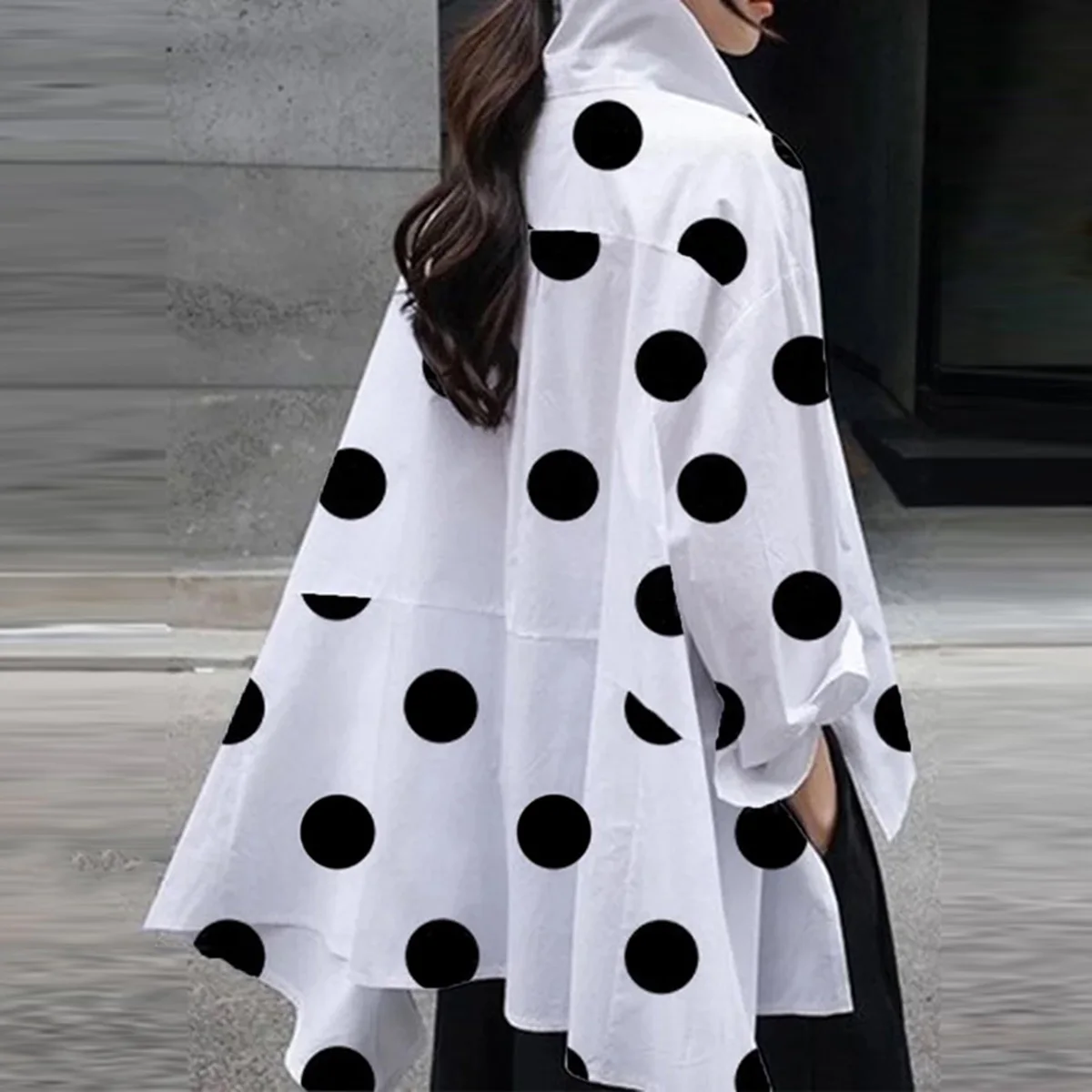 Yeezzi Polka-Dot Blouse Split-Side Revers Lange Mouwen Mode Dichtgeknoopt Hoog-Laag Casual Eenvoudig Kantoor Dame Shirts Voor Dames 2024