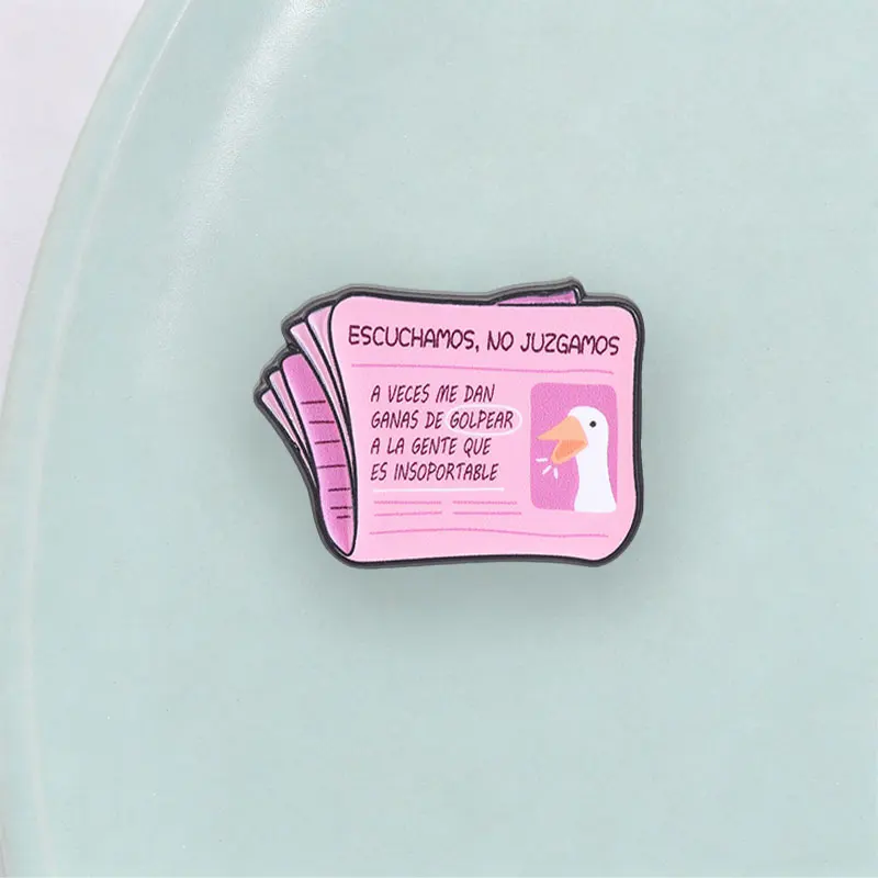 Rosa Zeitungs-Gans-Cartoon-Emaille-Pin, spanischer Humor, „Escuchamos No Juzgamos“ Brosche, Taschen- und Reversnadel, Schmuckgeschenk für Kinder und Freunde – Detail 5