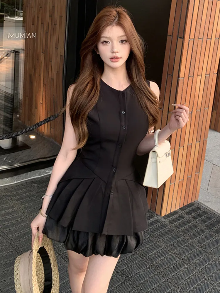 

Французский элегантный комплект для повседневной носки: топ без рукавов с круглым вырезом и облегающий жилет, короткая пышная юбка с цветочным принтом и высокой талией.