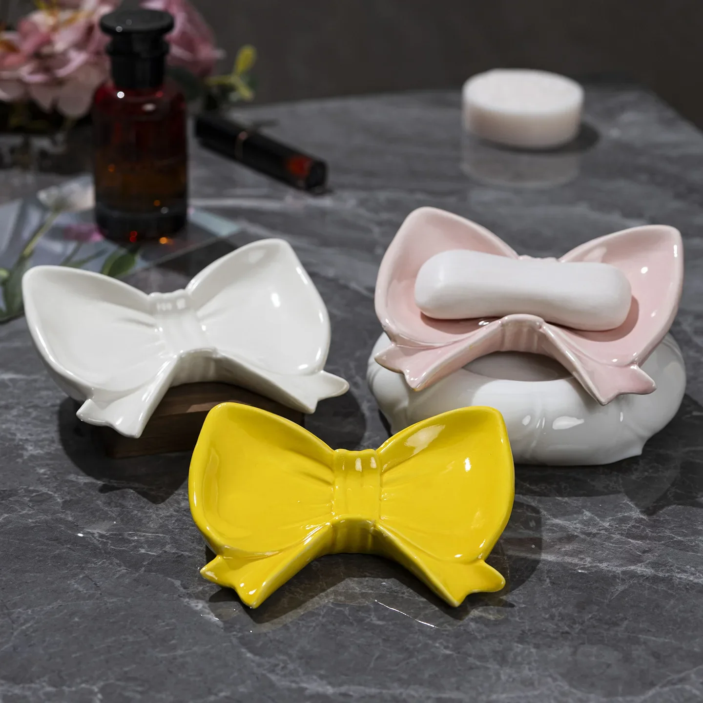 Cross-border drainable bow soap box, bathroom household rack ceramic non-water soap dish holder