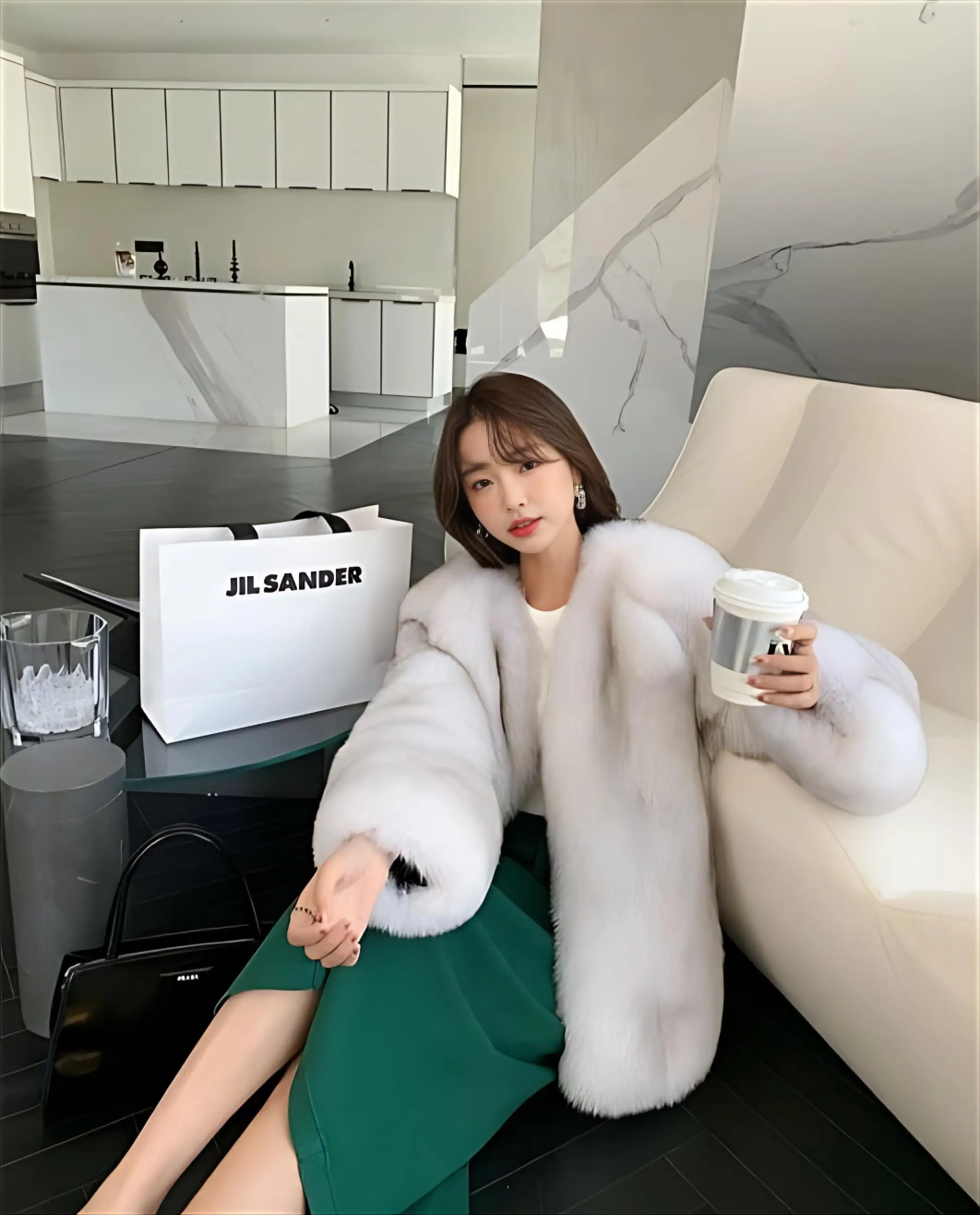 

Faux Fur Woman Coat Coats Womens Winter Solid Peluche Tender Waistcoat Poncho Avant-Garde Design Elastic Nature Decoration Trend