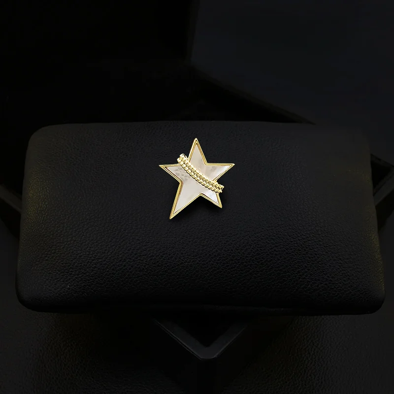 

1776 Luxury Star Shell Brooch Women's /High-End Geometric Design Sense Anti-Exposure Cardigan Neckline Small Collar Pin Jewelry