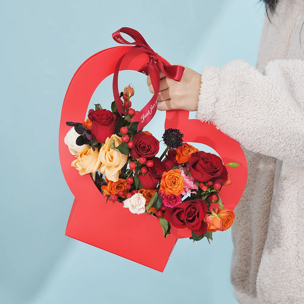 Handheld Paper Flower Basket Heart Pattern Creative Gift Bag for Lovers Floral Arrangement Box Paper Material Flower Packaging