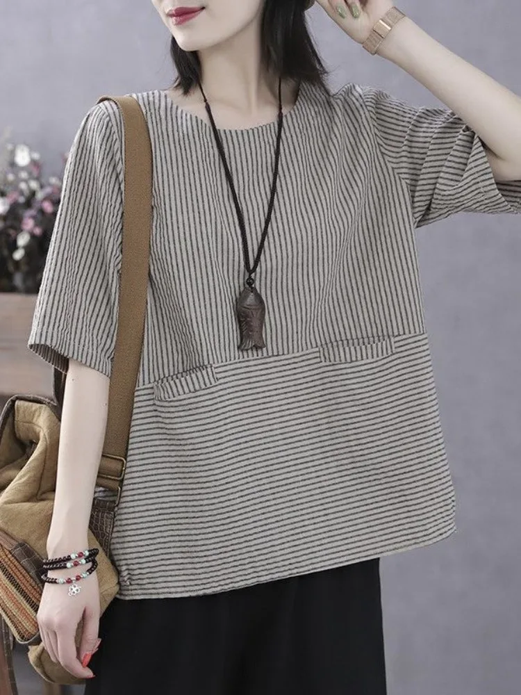 camiseta-feminina-de-verao-estilo-retro-com-manga-curta-solta-e-casual-tamanho-grande-com-bolso-lenco-e-listras-verticais