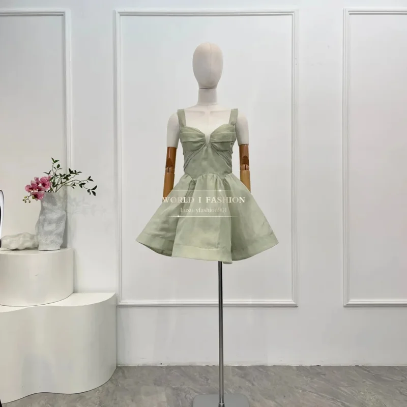 2025年秋の新作レディースドレス グリーン チェストコンプレッション フォールド ノースリーブ バックレス ミニドレス
