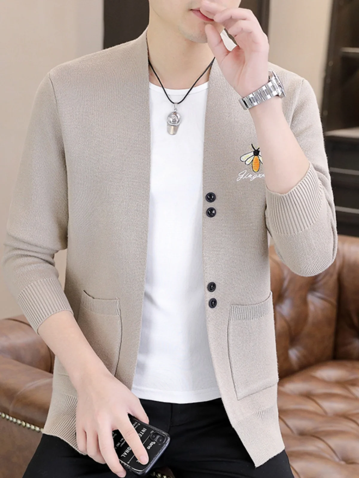 

Новый мужской вязаный кардиган 2025 года, весенне-осенний свитер, молодежный модный кардиган с вышивкой в виде пчелы, с открытым передом, длинный, повседневная одежда