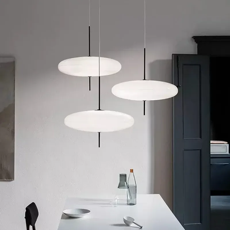 Lampe LED Suspendue en Acrylique au Design Minimaliste Moderne, Luminaire Décoratif d'Nik, Disponible en Noir et Blanc, Idéal pour un Restaurant, un Bureau, un Salon, une Chambre à Coucher ou un Bar