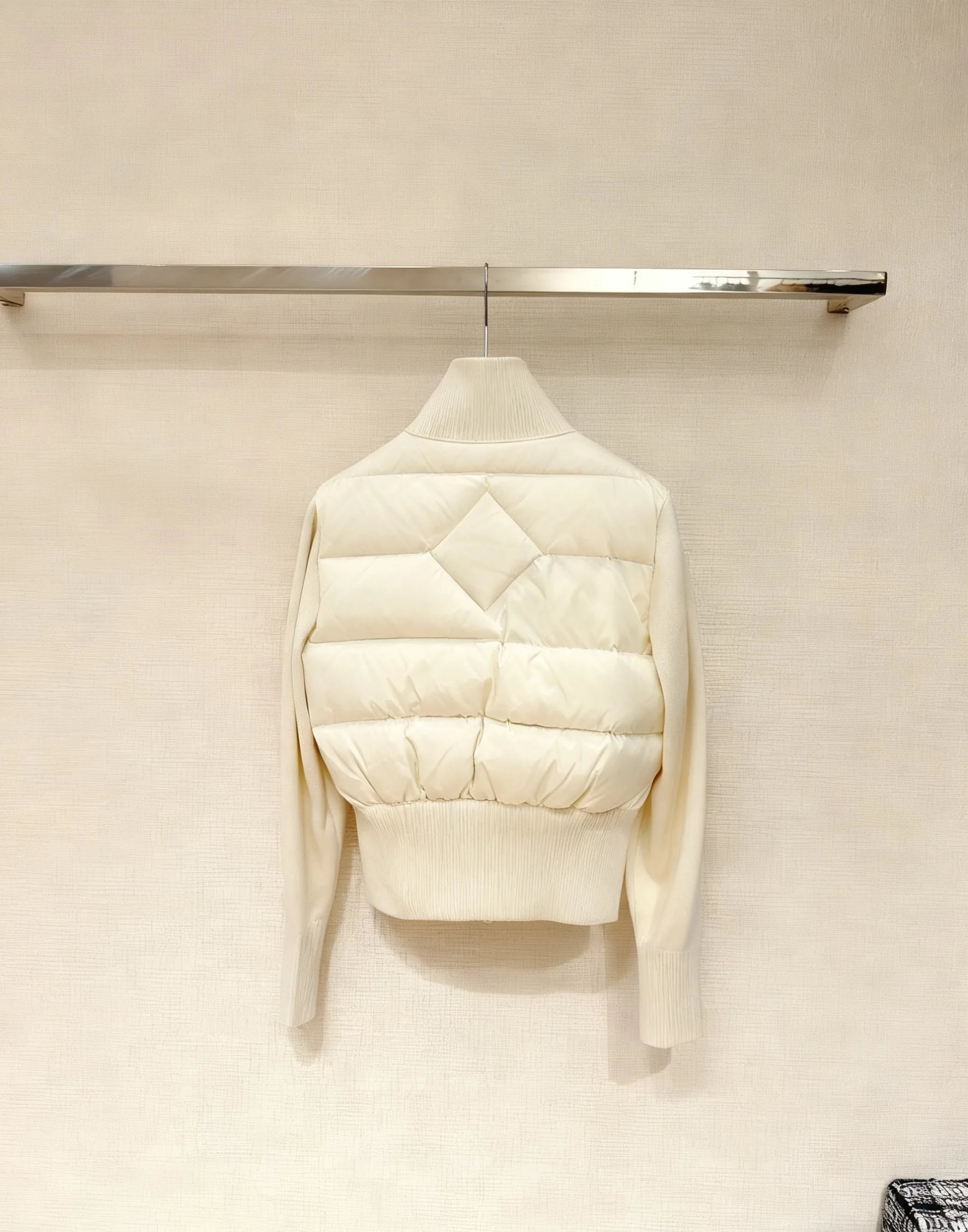 2025 الشتاء المرأة كريم الأبيض متماسكة المرقعة سترة منفوخة الوقوف طوق سليم معطف دافئ موضة أبلى غير رسمية #2