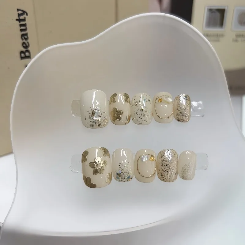 10 Stück handgefertigte Nägel zum Aufdrücken, Glitzer-Pailletten, einfache weiße, kurze, quadratische Kunstnägel mit goldenen Blumenmustern, tragbare Maniküre