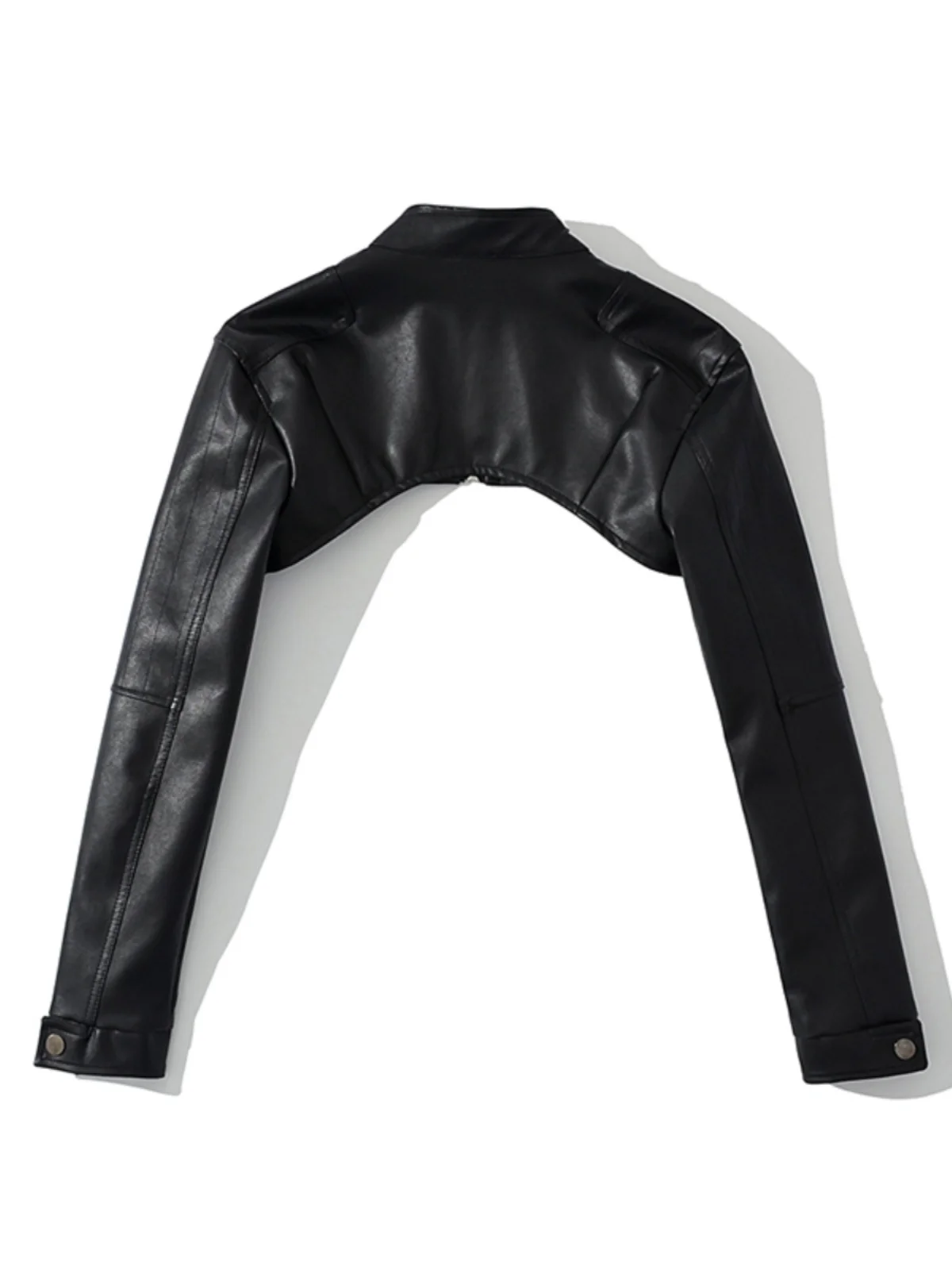 Kurtka damska k Sle American Millennium Girl ort PU Leather Jaet, unikalna warstwowa kurtka z efektem warstwowania, stylizowana na streetwear, z unikalnymi elementami na ramionach.