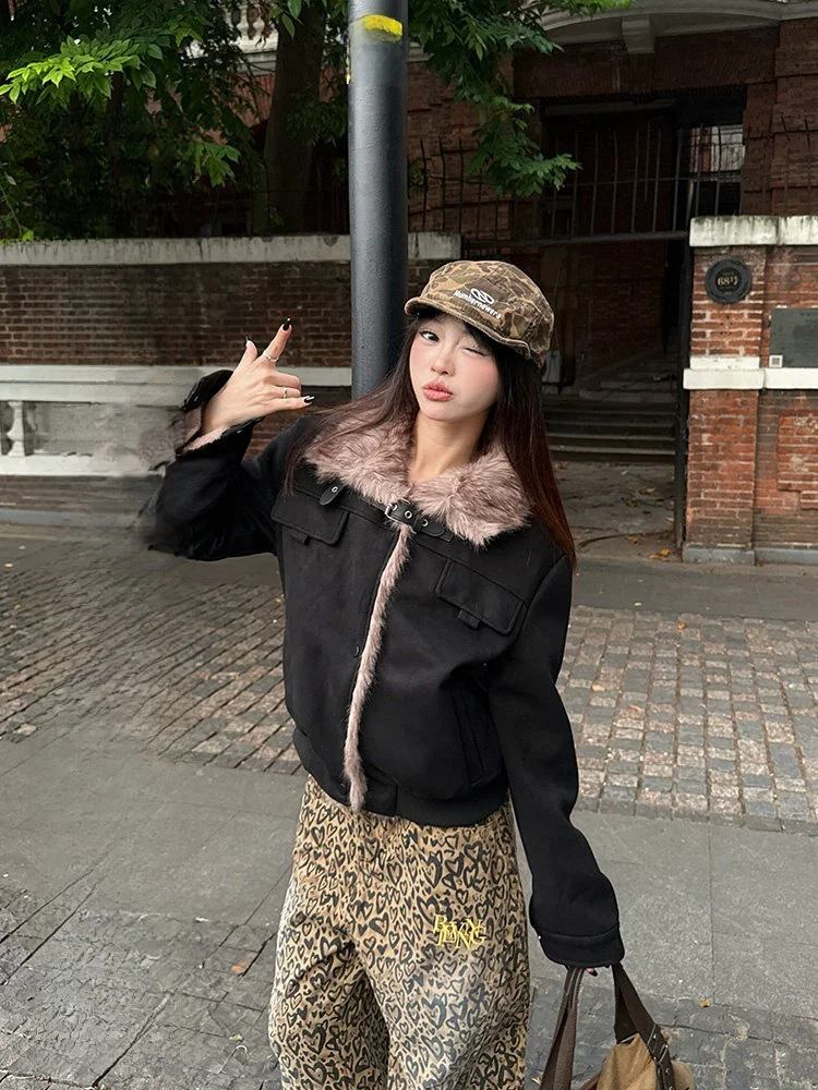 

Klinfei American Retro Thiened Faux Fur Collar Jaet Women's Winter Warm Cotton Coat with Fce Mountain Eagle Design