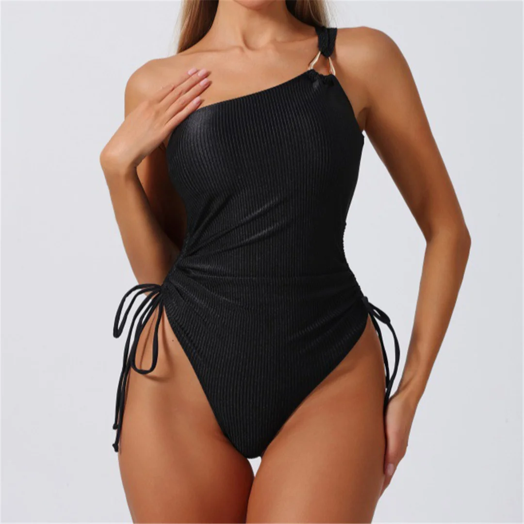 S - XL, einteiliger Badeanzug für Damen mit einem Schulterträger, geripptem Muster und Schnürung, gepolstert, mit hohem Beinausschnitt, Badebekleidung, Modell V7434. – Detail 5