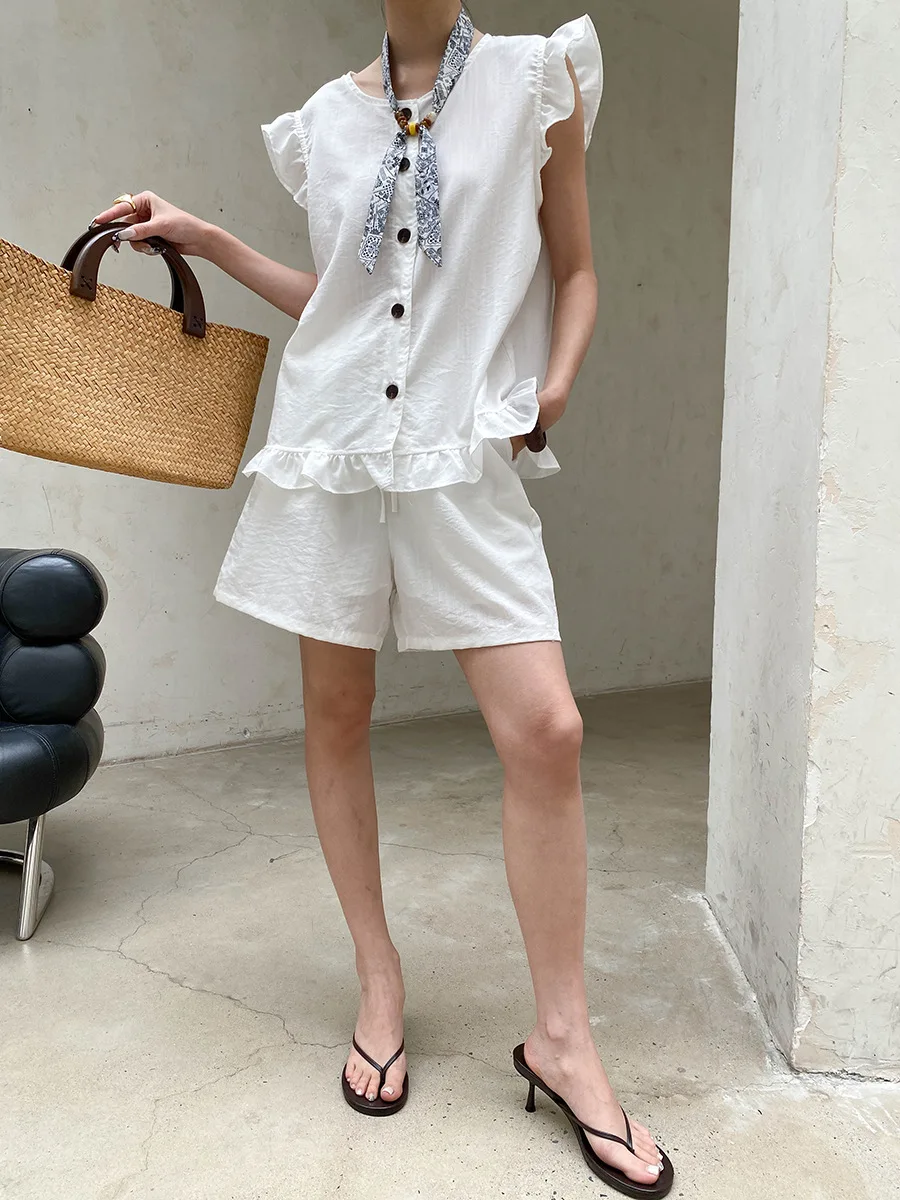 Sommerliches Damen-Set: Einfarbiges, ärmelloses Shirt mit Fungus-Edge-Details und kurzen Ärmeln sowie Shorts mit Kordelzug. – Detail 9