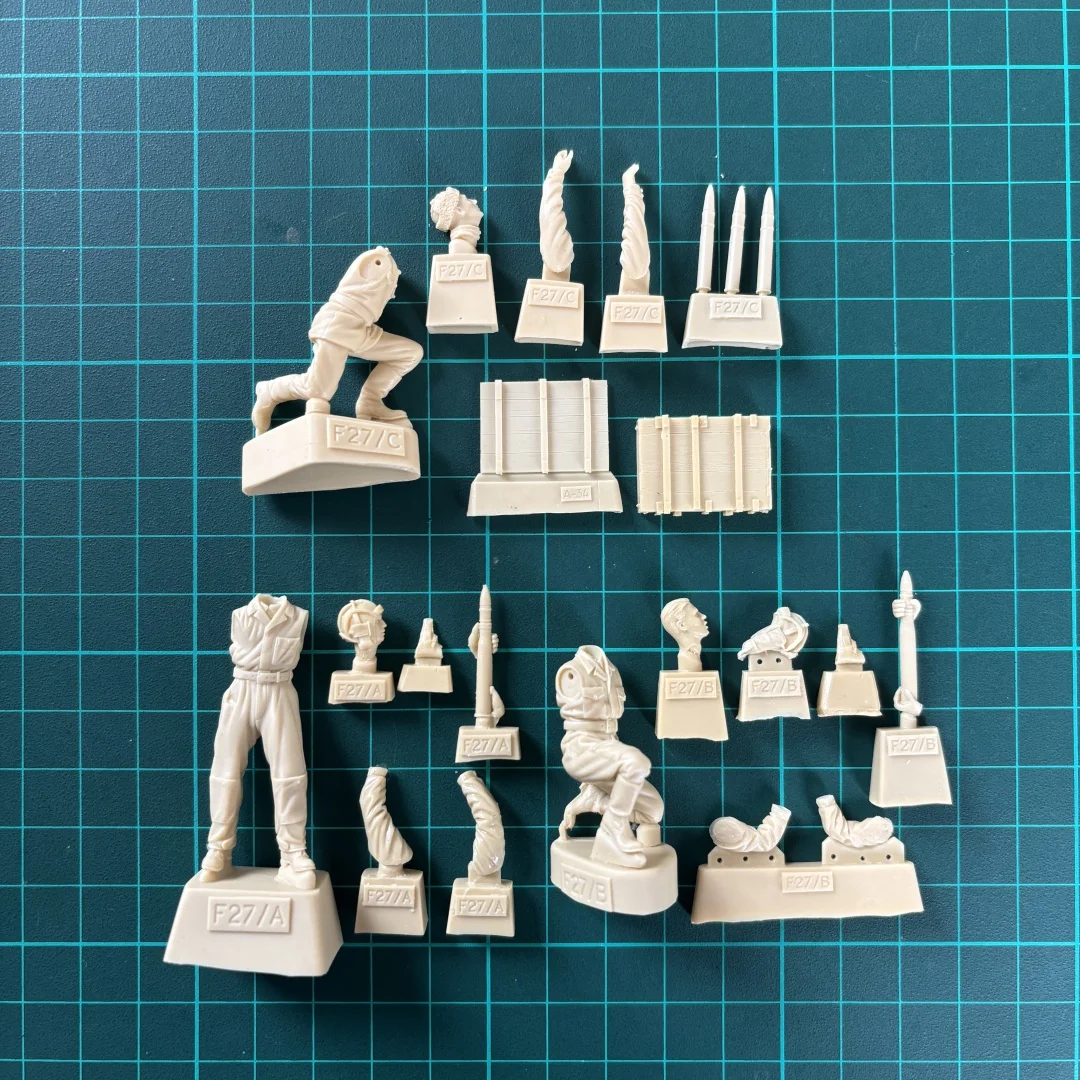 1/35 ongeverfd modelbouwpakket van hars, militair thema, Sovjet-soldaat uit de Tweede Wereldoorlog (3 cijfers), ongemonteerd en ongeverfd GK